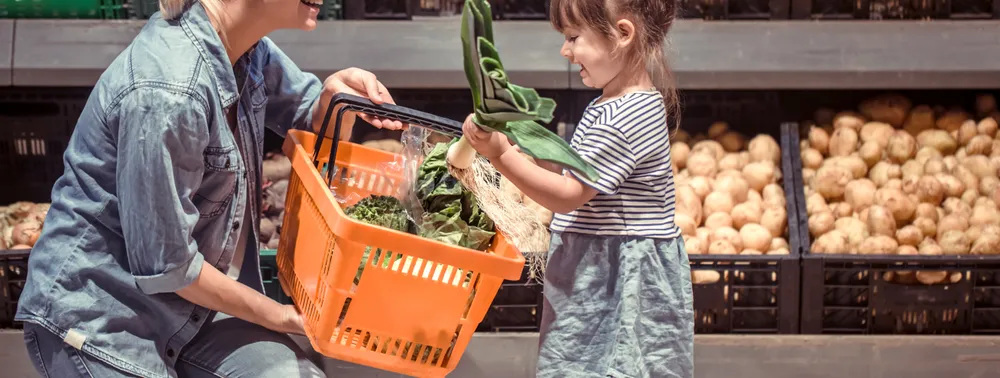 Mãe e filha escolhendo alimentos no mercado